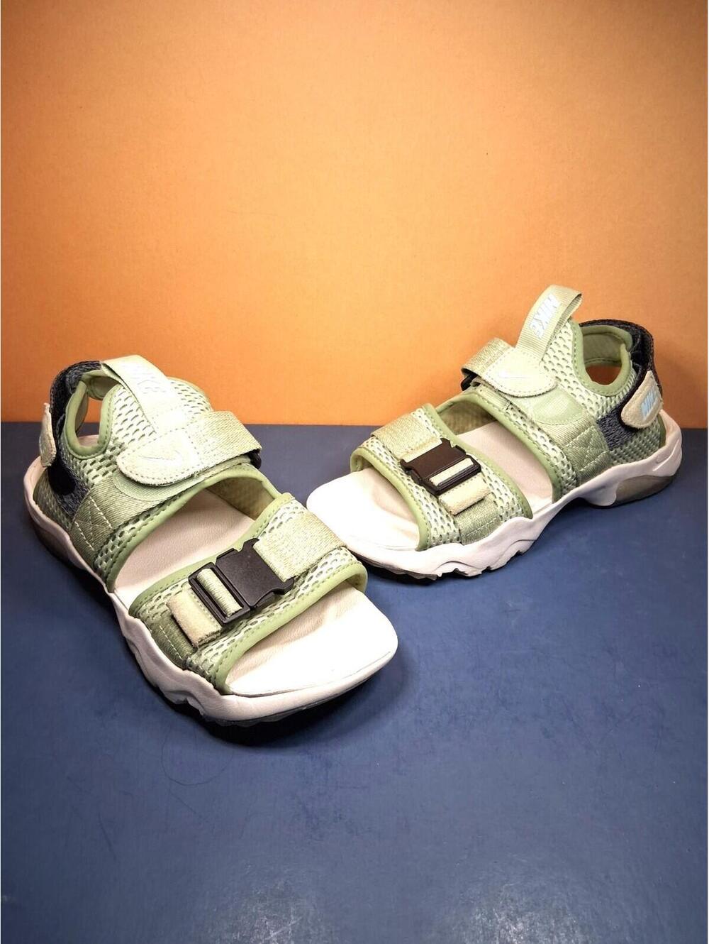 Nike Canyon Women's Size 7 Light Olive green and white Adjustable Sandals